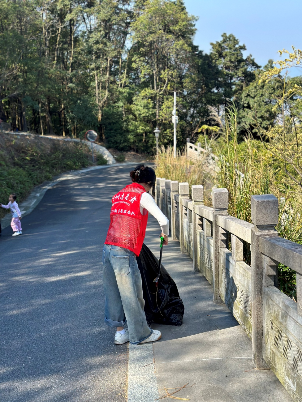 守护绿水青山，久信达环保袋义工点亮阳台山(图2)