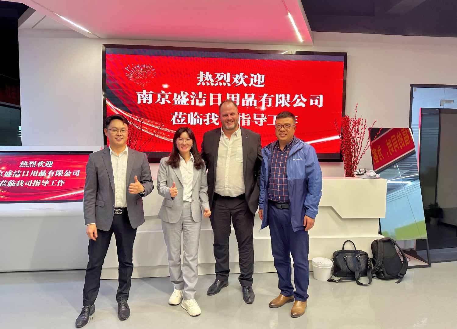 国际合作伙伴深度考察，共谋发展 —— 外国客户访问久信达科技生产车间(图1)